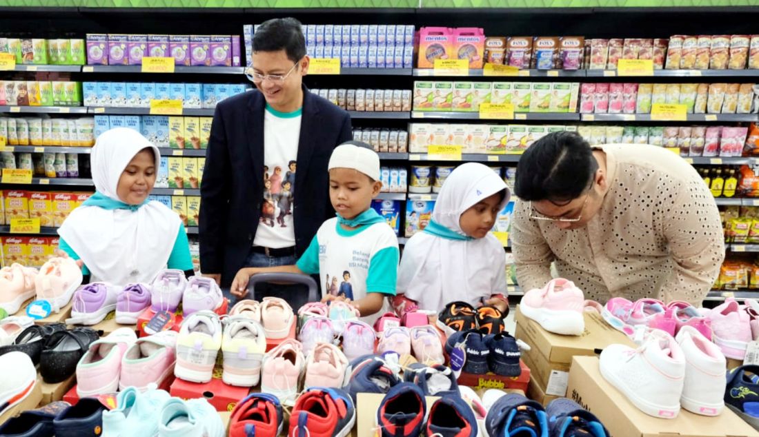 SEVP Digital Banking BSI Saut Parulian Saragih berbincang dan belanja bersama dengan anak-anak yatim didampingi perwakilan LAZ. (27/7). BSI bersama 7 Lembaga Amil Zakat (LAZ) mendukung literasi transaksi syariah melalui BSI Mobile melalui program Donasi Anak Yatim yang mencapai Rp3 Miliar. BSI hadir sebagai sahabat finansial, sahabat sosial dan sahabat spiritual bagi masyarakat. - JPNN.com