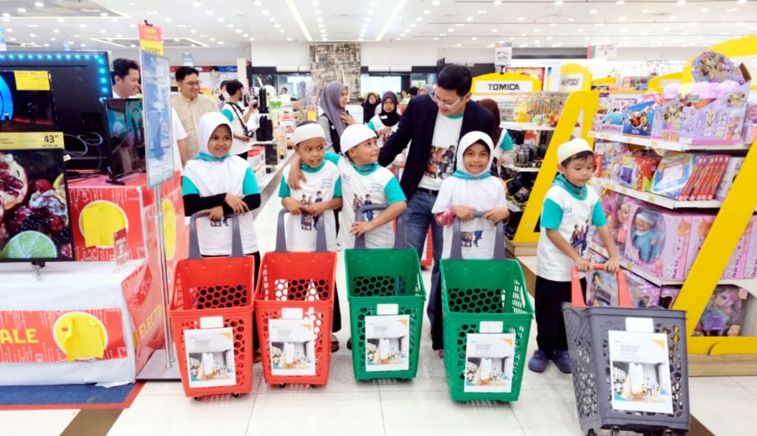 SEVP Digital Banking BSI Saut Parulian Saragih berbincang dan belanja bersama dengan anak-anak yatim didampingi perwakilan LAZ. (27/7). BSI bersama 7 Lembaga Amil Zakat (LAZ) mendukung literasi transaksi syariah melalui BSI Mobile melalui program Donasi Anak Yatim yang mencapai Rp3 Miliar. BSI hadir sebagai sahabat finansial, sahabat sosial dan sahabat spiritual bagi masyarakat. - JPNN.com