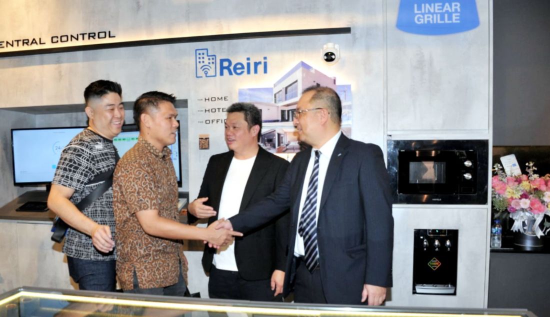 Ekspansi PT. Daikin Airconditioning Indonesia (DAIKIN) dalam mengembangkan pemasaran lini produk AC Home Central miliknya tampak terus berlanjut. Bermitra dengan PT. Mitra Solusi Nusantara, perusahaan spesialis solusi tata udara dengan pengalaman 100 tahun di dunia ini meresmikan tampilan baru DAIKIN Proshop Showroom di Surabaya, Jumat (26/7). Dengan desain fasad bergaya modern, pembaruan besar showroom premium DAIKIN yang berada di Ruko Karimun Jawa, Jalan Karimun Jawa no. 1-2, Surabaya ini, bersandar pada perluasan keseluruhan ruang yang mencapai 120 meter persegi. - JPNN.com