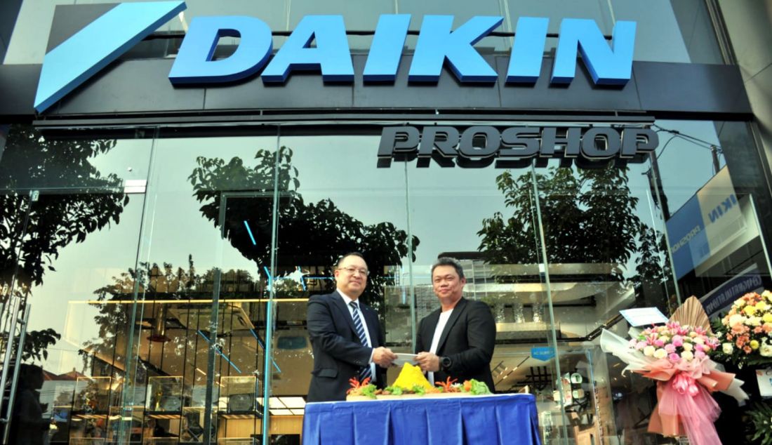 Ekspansi PT. Daikin Airconditioning Indonesia (DAIKIN) dalam mengembangkan pemasaran lini produk AC Home Central miliknya tampak terus berlanjut. Bermitra dengan PT. Mitra Solusi Nusantara, perusahaan spesialis solusi tata udara dengan pengalaman 100 tahun di dunia ini meresmikan tampilan baru DAIKIN Proshop Showroom di Surabaya, Jumat (26/7). Dengan desain fasad bergaya modern, pembaruan besar showroom premium DAIKIN yang berada di Ruko Karimun Jawa, Jalan Karimun Jawa no. 1-2, Surabaya ini, bersandar pada perluasan keseluruhan ruang yang mencapai 120 meter persegi. - JPNN.com