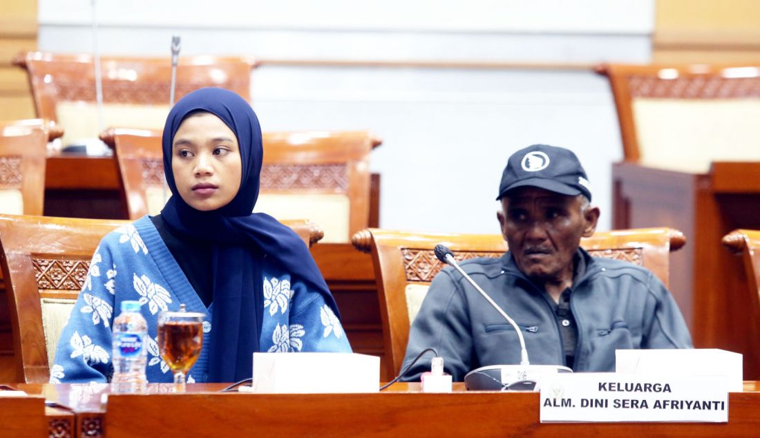 Ayah dan adik dari Dini Sera Afrianti saat beraudiensi dengan Komisi III DPR RI di Kompleks Parlemen MPR/DPR-DPD, Senayan, Jakarta, Senin (29/7). Audiensi dilakukan seusai ramai kontroversi putusan hakim Pengadilan Negeri Surabaya membebaskan terdakwa sekaligus anak anggota DPR, Gregorius Ronald Tannur. Anggota DPR Fraksi PDIP Rieke Diah Pitaloka pun hadir mendampingi keluarga Dini. Pihak keluarga Dini didampingi Kuasa Hukum, Dimas Yemahura. - JPNN.com