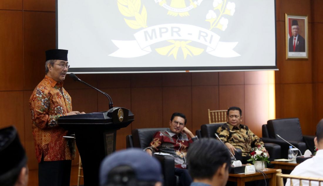 Ketua MPR RI Bambang Soesatyo, Wakil Ketua MPR RI Fadel Muhammad dan Anggota DPD RI Jimly Asshiddiqie dalam acara Focus Group Discussion (FGD) di Gedung Parlemen MPR/DPR-DPD, Senayan, Jakarta, Senin (29/7). Focus Group Discussion (FGD) MPR RI dengan Forum Aspirasi Konstitusi membahas tema Penataan MPR – DPR – DPD RI di Masa Depan. - JPNN.com