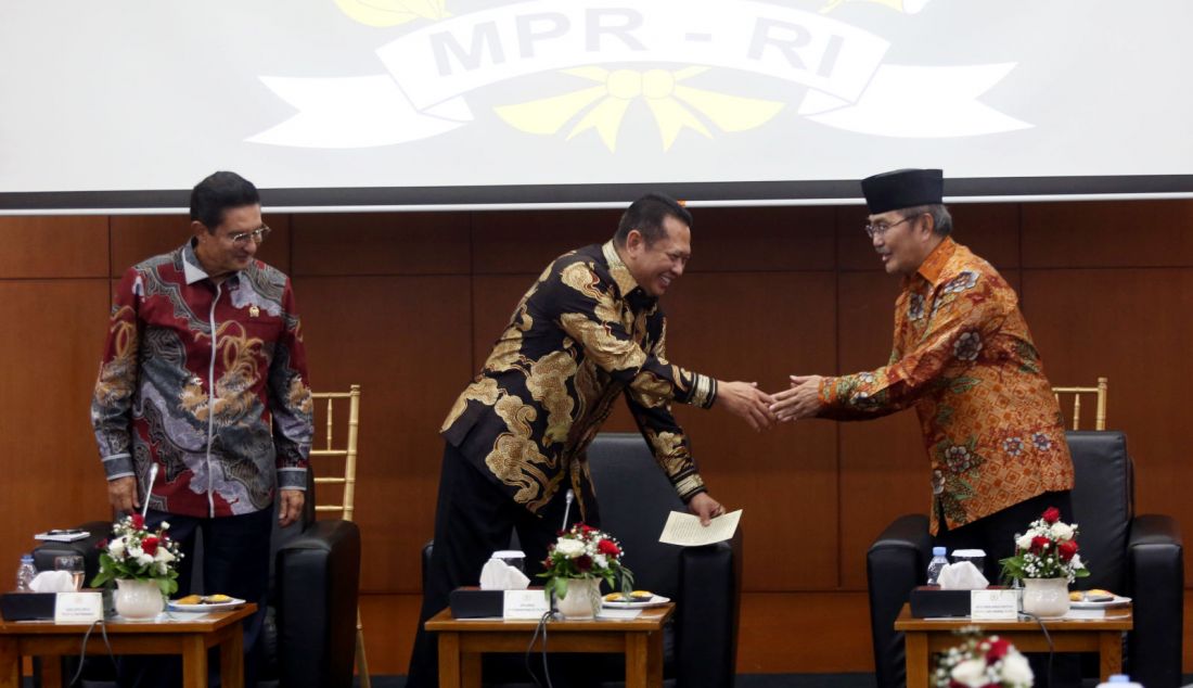 Ketua MPR RI Bambang Soesatyo, Wakil Ketua MPR RI Fadel Muhammad dan Anggota DPD RI Jimly Asshiddiqie dalam acara Focus Group Discussion (FGD) di Gedung Parlemen MPR/DPR-DPD, Senayan, Jakarta, Senin (29/7). Focus Group Discussion (FGD) MPR RI dengan Forum Aspirasi Konstitusi membahas tema Penataan MPR – DPR – DPD RI di Masa Depan. - JPNN.com