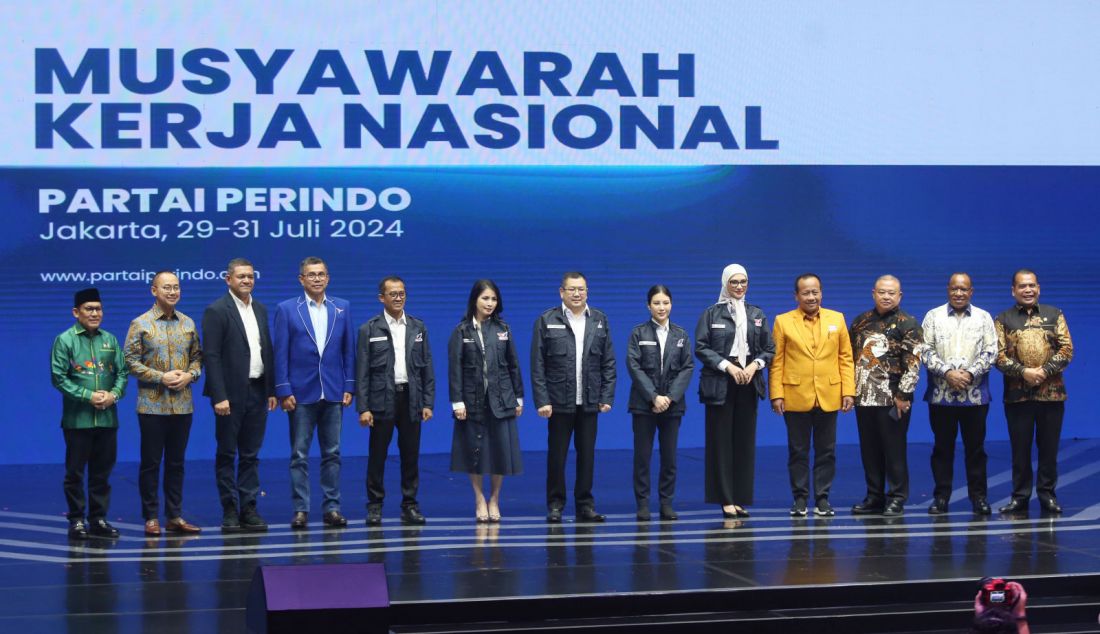 Ketua umum Partai Perindo Hary Tanoesoedibjo bersama jajarannya dan perwakilan partai politik saat acara pembukaan musyawarah kerja nasional (Mukernas) Partai Perindo, Jakarta, Senin (29/7). Mukernas ini berlangsung dari 29-31 Juli 2024 dengan bertemakan 'Transformasi: Bangkit untuk Indonesia Sejahtera. - JPNN.com