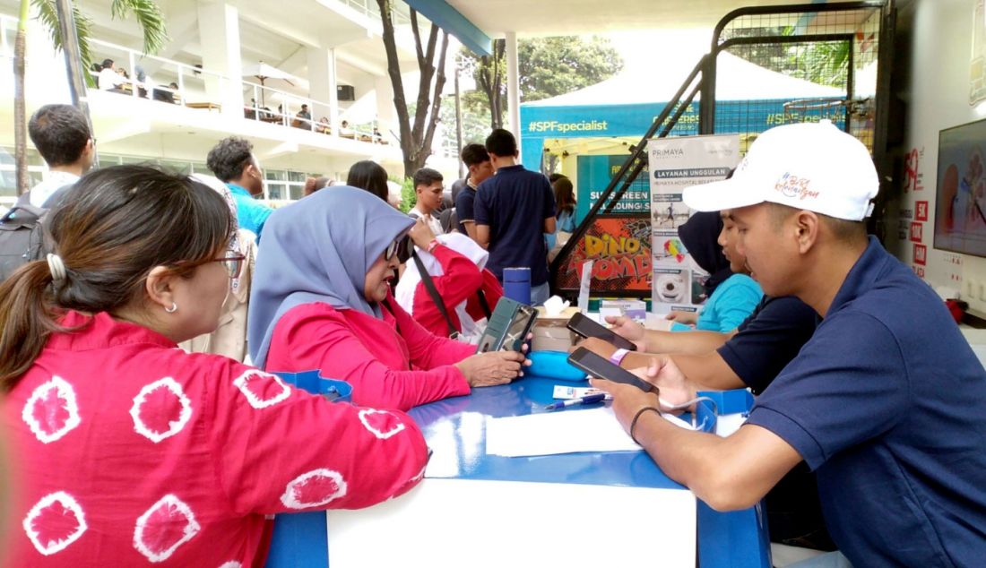 Pengunjung melakukan pendaftaran untuk mendapatkan perlindungan asuransi Pro Sport BRI Life di ajang Digiland Run 2024, kemarin. Pro Sport merupakan salah satu produk asuransi dari BRI Life yang memberikan perlindungan jiwa atas risiko kecelakaan saat melakukan aktivitas olahraga, baik olahraga umum sampai dengan olahraga ekstrem, berupa santunan meninggal dunia dan santunan perawatan rumah sakit karena aktivitas olahraga, dengan uang Pertanggungan sebesar Rp 25 juta Selain itu, melalui Pro Sport ini, BRI Life juga mengcover peserta lari dari kejadian yang tidak diinginkan selama perlombaan, seperti penggantian biaya rawat jalan darurat, biaya operasi, biaya fisioterapi dan pemulihan, santunan patah tulang hingga meninggal dunia. - JPNN.com