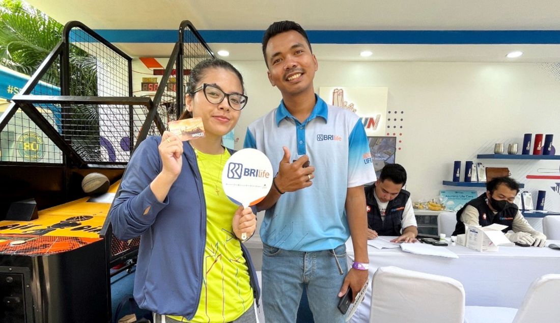 Pengunjung melakukan pendaftaran untuk mendapatkan perlindungan asuransi Pro Sport BRI Life di ajang Digiland Run 2024, kemarin. Pro Sport merupakan salah satu produk asuransi dari BRI Life yang memberikan perlindungan jiwa atas risiko kecelakaan saat melakukan aktivitas olahraga, baik olahraga umum sampai dengan olahraga ekstrem, berupa santunan meninggal dunia dan santunan perawatan rumah sakit karena aktivitas olahraga, dengan uang Pertanggungan sebesar Rp 25 juta Selain itu, melalui Pro Sport ini, BRI Life juga mengcover peserta lari dari kejadian yang tidak diinginkan selama perlombaan, seperti penggantian biaya rawat jalan darurat, biaya operasi, biaya fisioterapi dan pemulihan, santunan patah tulang hingga meninggal dunia. - JPNN.com