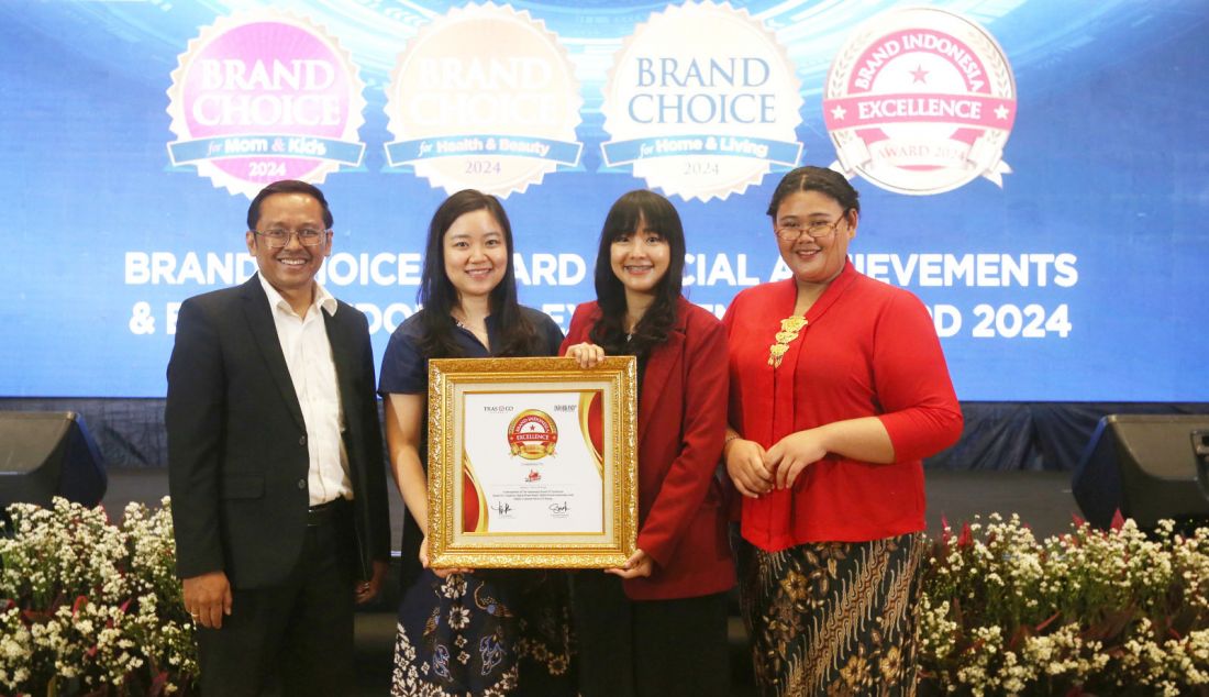 Direktur Mercon Merah Putih Ardelyta Susanti menerima penghargaan Brand Indonesia Excellence Award 2024 untuk kategori Food & Beverage pada acara The 19th Infobrand Forum 2024, Jakarta, Selasa (30/7). Mercon Merah Putih sendiri merupakan sebuah brand UMKM di bidang pangan siap saji berupa lauk pauk yang dimasak berdasarkan resep warisan Nusantara yang dikemas secara khusus dengan menggunakan teknologi Adiboga untuk memastikan kesegaran produk walau disimpan di suhu ruang selama 12 bulan. - JPNN.com