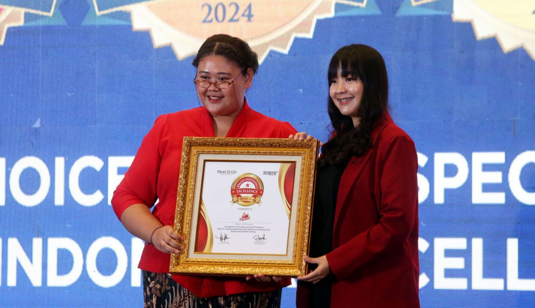 Direktur Mercon Merah Putih Ardelyta Susanti menerima penghargaan Brand Indonesia Excellence Award 2024 untuk kategori Food & Beverage pada acara The 19th Infobrand Forum 2024, Jakarta, Selasa (30/7). Mercon Merah Putih sendiri merupakan sebuah brand UMKM di bidang pangan siap saji berupa lauk pauk yang dimasak berdasarkan resep warisan Nusantara yang dikemas secara khusus dengan menggunakan teknologi Adiboga untuk memastikan kesegaran produk walau disimpan di suhu ruang selama 12 bulan. - JPNN.com