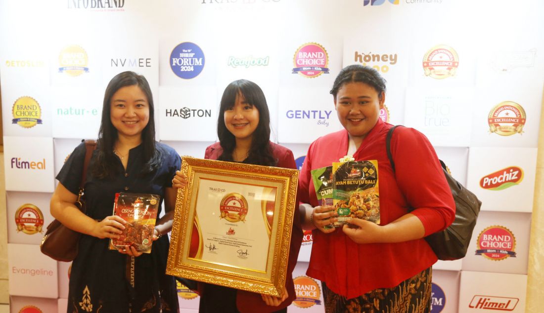 Direktur Mercon Merah Putih Ardelyta Susanti menerima penghargaan Brand Indonesia Excellence Award 2024 untuk kategori Food & Beverage pada acara The 19th Infobrand Forum 2024, Jakarta, Selasa (30/7). Mercon Merah Putih sendiri merupakan sebuah brand UMKM di bidang pangan siap saji berupa lauk pauk yang dimasak berdasarkan resep warisan Nusantara yang dikemas secara khusus dengan menggunakan teknologi Adiboga untuk memastikan kesegaran produk walau disimpan di suhu ruang selama 12 bulan. - JPNN.com