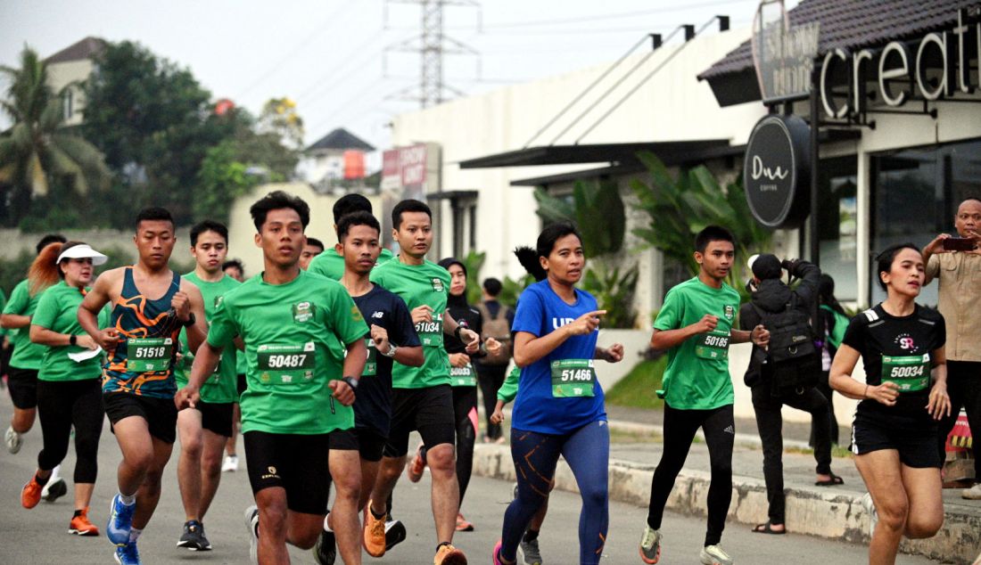 Peserta Road to MILO ACTIV Indonesia Race 2024 Tangerang Selatan Series di Lapangan Aviary Park Bintaro, Tangerang Selatan, Minggu (28/7). Dalam semangat merayakan perjalanan 50 tahun di Indonesia, Nestlé MILO kembali menghadirkan ajang lari terbesar dan paling dinantikan, MILO ACTIV Indonesia Race 2024 yang dimulai dengan rangkaian Road to MILO ACTIV Indonesia Race 2024 di 12 kota di Indonesia. - JPNN.com