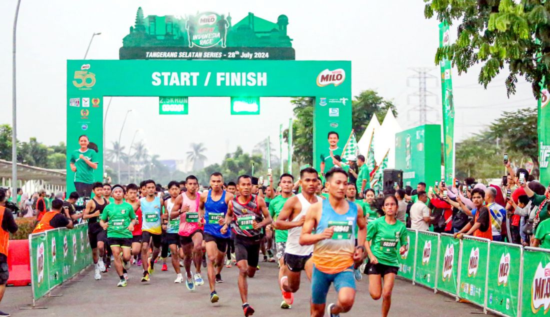 Peserta Road to MILO ACTIV Indonesia Race 2024 Tangerang Selatan Series di Lapangan Aviary Park Bintaro, Tangerang Selatan, Minggu (28/7). Dalam semangat merayakan perjalanan 50 tahun di Indonesia, Nestlé MILO kembali menghadirkan ajang lari terbesar dan paling dinantikan, MILO ACTIV Indonesia Race 2024 yang dimulai dengan rangkaian Road to MILO ACTIV Indonesia Race 2024 di 12 kota di Indonesia. - JPNN.com