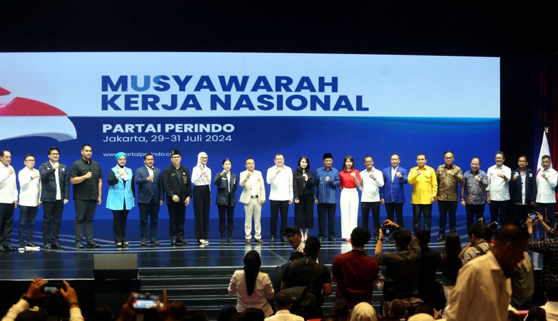 Ketua umum Partai Perindo Angela Tanoesoedibjo bersama jajarannya, perwakilan parpol dan perwakilan pemerintah saat acara penutupan musyawarah kerja nasional (Mukernas) Partai Perindo, Jakarta, Rabu (31/7). Penutupan Mukernas ini mengangkat Ketua Harian Nasional DPP Partai Perindo Angela Tanoesoedibjo menjadi Ketua umum Partai Perindo menggantikan Hary Tanoesoedibjo yang kini menjabat Ketua Majelis Persatuan Partai Perindo. - JPNN.com