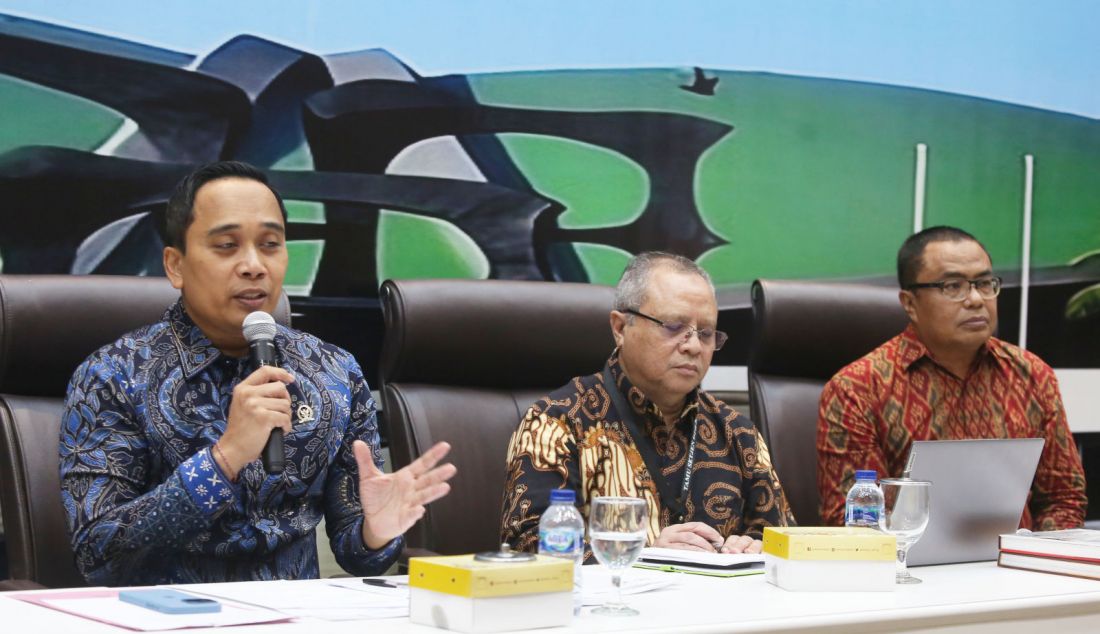 Kiri: Wakil Ketua BKSAP DPR RI Putu Supadma Rudana, Pengamat Hubungan Internasional dari Unpad Teuku Rezasyah dan Praktisi Media John Andi Oktaveri menjadi pembicara pada diskusi Dialektika Demokrasi dengan tema Mencermati Hasil Sidang Ke-2 IPPP di Gedung DPR, Jakarta, Kamis (1/8). - JPNN.com