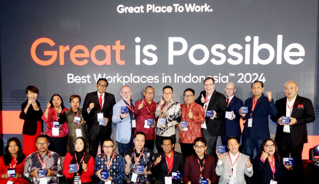 Managing Director Great Place To Work®? ASEAN & ANZ Evelyn Kwek bersama 20 perwakilan perusahaan di Indonesia yang masuk dalam daftar Best Workplaces in Indonesia™? 2024, Jakarta, Rabu (31/7). Great Place To Work®? mengumumkan daftar Best Workplaces in Indonesia™? 2024 di The Park Hyatt Hotel, Jakarta. Penghargaan ini mencakup 5 perusahaan kategori Kecil, 10 perusahaan kategori Menengah, dan 5 perusahaan kategori Besar yang menginspirasi. - JPNN.com