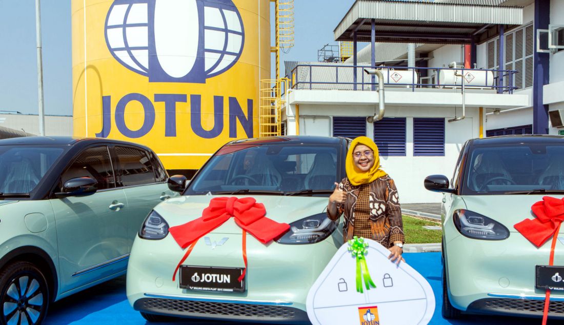 Pemenang Program Undian Berkah Berlimpah Rejeki Hari Raya 2024 Siti Fatimah di Cibitung (1/8). Program Undian Berkah Berlimpah Rejeki Hari Raya 2024, memberikan tiga unit mobil listrik Wuling Binguo Air-EV dan sepuluh unit iPhone 15 Pro kepada para pemenang. Program promo ini merupakan wujud komitmen JOTUN untuk terus mengapresiasi kesetiaan para pelanggannya. - JPNN.com