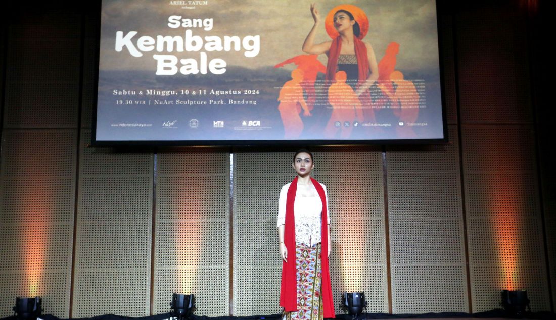 Pemeran Sang Kembang Bale Ariel Tatum saat melakukan pementasan seusai konferensi pers jelang pementasan Sang Kembang Bale di Galeri Indonesia Kaya, Jakarta, Kamis (1/8). Titimangsa bersama Bakti Budaya Djarum Foundation akan mengadakan pementasan Sang Kembang Bale (Nyanyian yang Kutitipkan pada Angin) pada 10-11 Agustus 2024 mendatang di NuArt Sculpture Park, Bandung. - JPNN.com