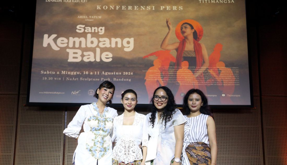 Program Director Bakti Budaya Djarum Foundation Renitasari Adrian (kiri) bersama pemeran Sang Kembang Bale Ariel Tatum (kedua kiri), Produser Pradetya Novitri (kedua kanan), dan Sutradara Heliana Sinaga (kanan) berpose seusai saat konferensi pers jelang pementasan Sang Kembang Bale di Galeri Indonesia Kaya, Jakarta, Kamis (1/8). Titimangsa bersama Bakti Budaya Djarum Foundation akan mengadakan pementasan Sang Kembang Bale (Nyanyian yang Kutitipkan pada Angin) pada 10-11 Agustus 2024 mendatang di NuArt Sculpture Park, Bandung. - JPNN.com