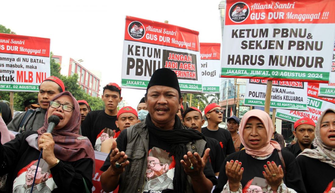 Massa dari Aliansi Santri Gus Dur berunjuk rasa di depan Kantor Pengurus Besar Nahdlatul Ulama (PBNU), Jalan Kramat Raya, Jakarta Pusat, Jumat (2/8). Mereka mendesak PBNU segera menggelar Muktamar Luar Biasa (MLB) untuk mengganti ketua umum dan sekretaris jenderal. - JPNN.com