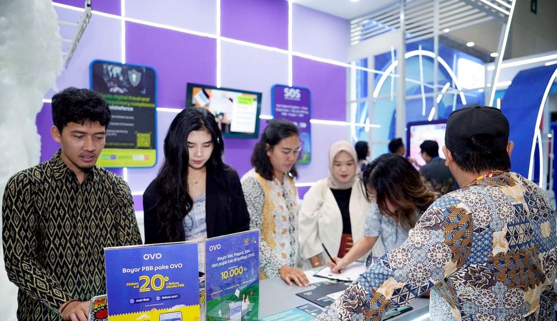 Pengunjung saat berada di booth OVO pada Festival Ekonomi Keuangan Digital Indonesia (FEKDI), yang diselenggarakan oleh Bank Indonesia dari tanggal 1 hingga 4 Agustus. OVO aktif memberikan edukasi untuk meningkatkan kesadaran masyarakat agar terhindar dari penipuan dalam transaksi digital. - JPNN.com