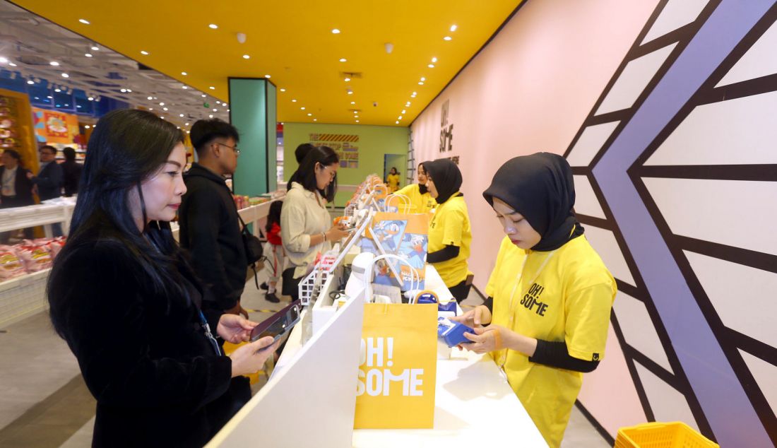 Suasana gerai OH!SOME yang baru diresmikan di Summarecon Mall Kelapa Gading, Jakarta Utara, Kamis (1/8). Perusahaan ritel baru yang berfokus pada penyedia berbagai produk global tersebut membuka toko pertama di Indonesia dengan menyediakan lebih dari 10.000 item. Bertajuk Memimpin Tren, Membentuk Kehidupan Bahagia, toko ritel asal China ini menampilkan pop up market yang bertujuan untuk memberikan pengalaman berbelanja yang berbeda bagi konsumen. - JPNN.com