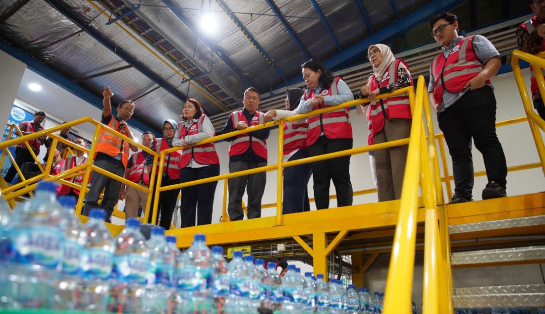 Fungsional Ahli Madya Direktorat Jenderal Pengolahan Sampah, Limbah dan B3 Kementerian Lingkungan Hidup dan Kehutanan Agnes Swastikarina Gusthi, Government and External Scientific Affairs Director Danone Indonesia, Rachmat Hidayat, Direktur Industri Minuman, Hasil Tembakau dan Bahan Penyegar Kementerian Perindustrian, Merrijantij Punguan Pintaria, Periset Ahli Madya bidang Polimer dari Pusat Riset Teknologi Polimer (PTRP) Badan Riset dan Inovasi Nasional (BRIN), Syuhada Hamzah, saat meninjau proses pembuatan air minum dalam kemasan di lini produksi Pabrik AQUA Mambal, Bali, Rabu (31/7). - JPNN.com