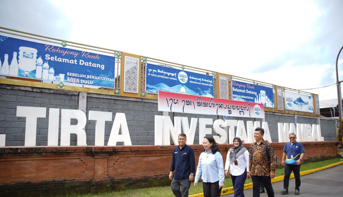 Government and External Scientific Affrairs Director Danone Indonesia Rachmat Hidayat, Direktur Industri Minuman, Hasil Tembakau dan Bahan Penyegar Kementerian Perindustrian Merrijantij Punguan Pintaria, Ketua Tim Pengawasan dan Penindakan Produk Pertanian, Kimia dan Aneka Kementerian Perdagangan Ezra Bintang Tumpal, dan Kepala Bidang Pengurangan Sampah, Kementerian Lingkungan Hidup dan Kehutanan Wisti Noviani didampingi oleh Kepala Pabrik AQUA Mambal, I Ketut Muwaranata saat melakukan kunjungan ke Pabrik AQUA, Mambal, Bali, Rabu (31/7). - JPNN.com