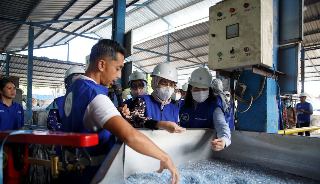 Packaging Circularity Senior Manager Danone Indonesia, Jeffri Ricardo, Peneliti Pusat Riset Teknologi Polimer Badan Riset Inovasi Nasional (BRIN), Syuhada Hamzah, dan Direktur Industri Minuman, Hasil Tembakau dan Bahan Penyegar Kementerian Perindustrian, Merrijantij Punguan Pintaria menyaksikan proses pencacahan plastik Polyethylene Terephthalate (PET) daur ulang dalam kunjungan ke Recycle Business Unit (RBU) Bali PET, Denpasar. Lokasi ini merupakan salah satu fasilitas yang bertujuan untuk mendukung tata kelola sampah plastik produk AQUA di Bali. - JPNN.com