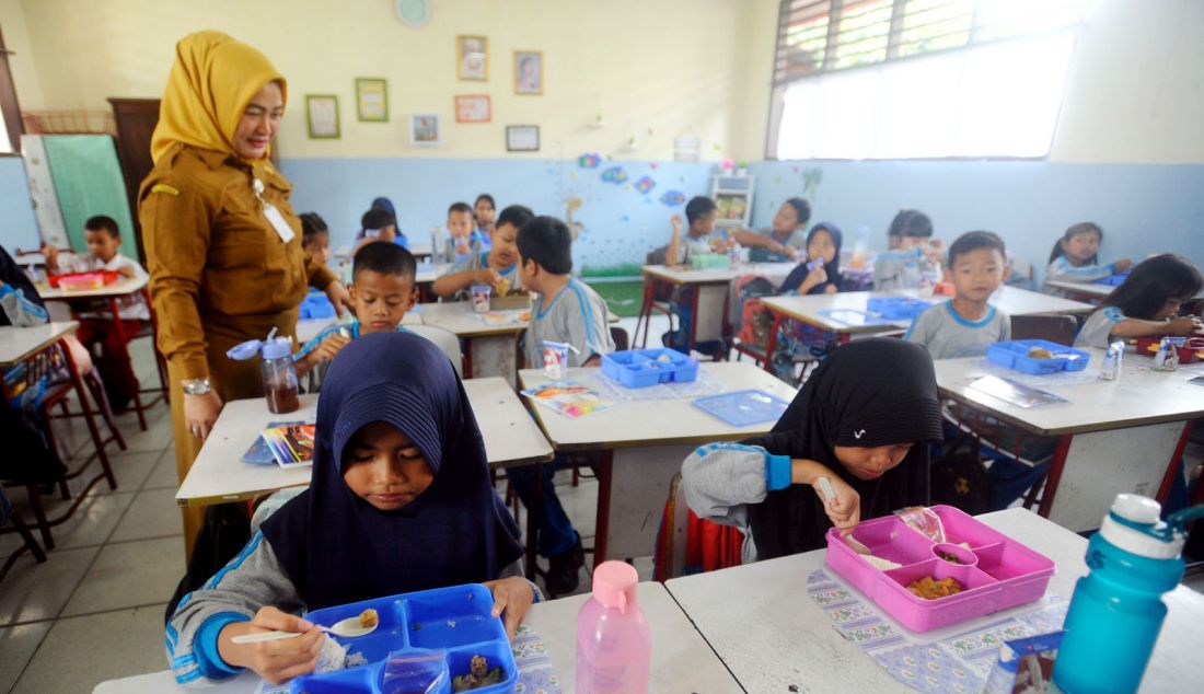 Murid menikmati makan siang saat pelaksanaan uji coba makan bergizi gratis di SDN 4 Kota Tangerang, Senin (5/8). Kota Tangerang bersama Kota Cilegon dipilih sebagai lokus untuk proyek percontohan uji coba Program MBG Presiden dan Wakil Presiden Terpilih Periode 2024-2029. - JPNN.com