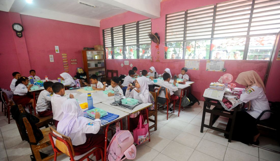 Murid menikmati makan siang saat pelaksanaan uji coba makan bergizi gratis di SDN 4 Kota Tangerang, Senin (5/8). Kota Tangerang bersama Kota Cilegon dipilih sebagai lokus untuk proyek percontohan uji coba Program MBG Presiden dan Wakil Presiden Terpilih Periode 2024-2029. - JPNN.com