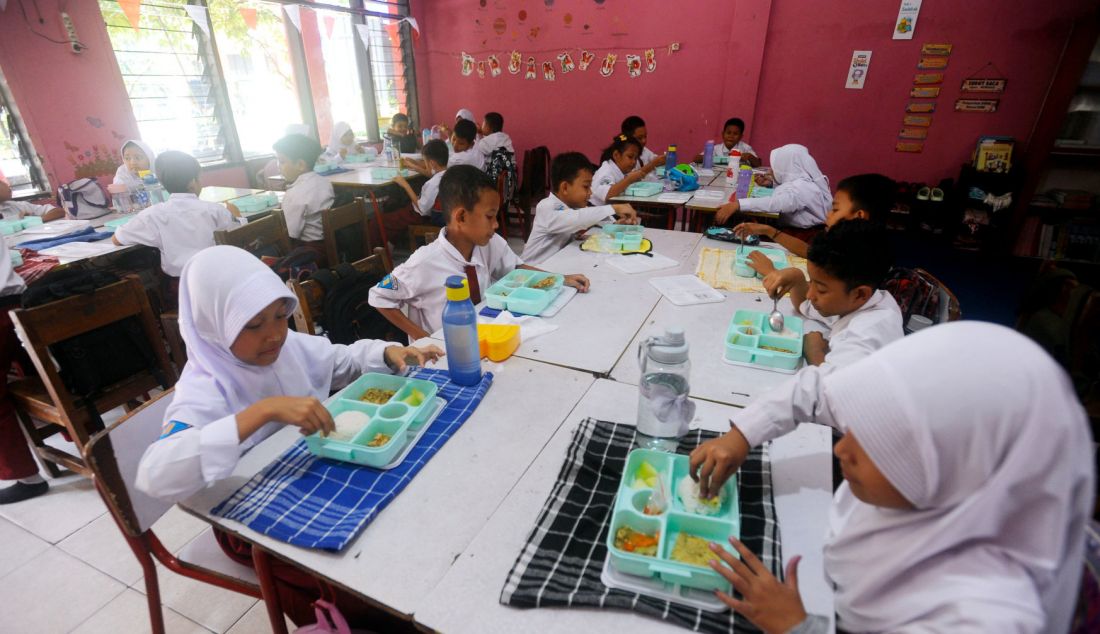 Murid menikmati makan siang saat pelaksanaan uji coba makan bergizi gratis di SDN 4 Kota Tangerang, Senin (5/8). Kota Tangerang bersama Kota Cilegon dipilih sebagai lokus untuk proyek percontohan uji coba Program MBG Presiden dan Wakil Presiden Terpilih Periode 2024-2029. - JPNN.com