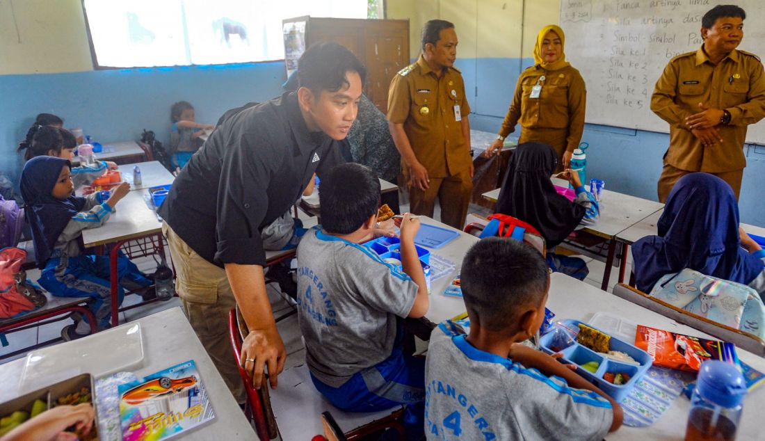 Wakil Presiden terpilih, Gibran Rakabuming Raka saat memantau pelaksanaan uji coba makan bergizi gratis di SDN 4 Kota Tangerang, Senin (5/8). Dalam uji coba tersebut, terdapat 3 menu yang ada dalam satu kotak nasi, yakni nasi, fuyunghai, tumis brokoli Tempe, dan buah melon plus susu. - JPNN.com