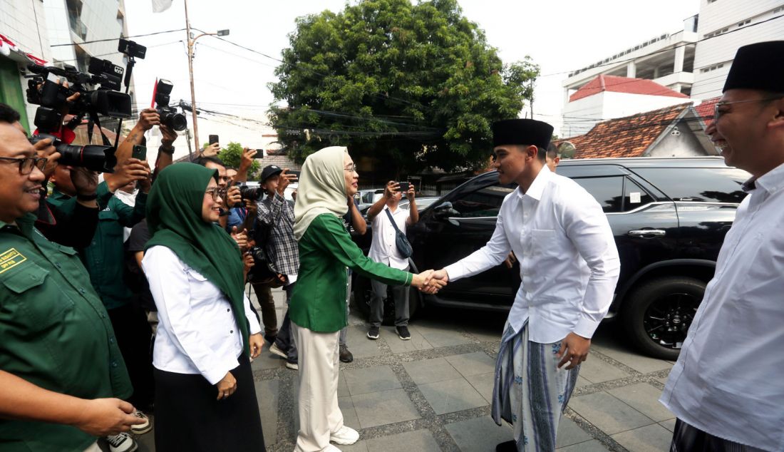 Ketua Umum Partai Solidaritas Indonesia (PSI) Kaesang Pangarep saat bertemu dengan Ketua Umum PKB Muhaimin Iskandar di Kantor DPP PKB, Jakarta, Selasa (6/8). Kaesang datang bersama elite PSI lainnya dalam rangka bersilaturahmi dan menjajaki peluang kerja sama politik jelang Pilkada Serentak 2024. - JPNN.com