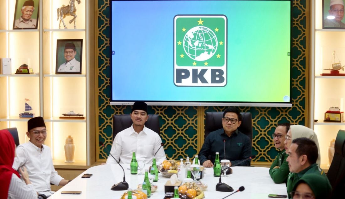 Ketua Umum Partai Solidaritas Indonesia (PSI) Kaesang Pangarep saat bertemu dengan Ketua Umum PKB Muhaimin Iskandar di Kantor DPP PKB, Jakarta, Selasa (6/8). Kaesang datang bersama elite PSI lainnya dalam rangka bersilaturahmi dan menjajaki peluang kerja sama politik jelang Pilkada Serentak 2024. - JPNN.com