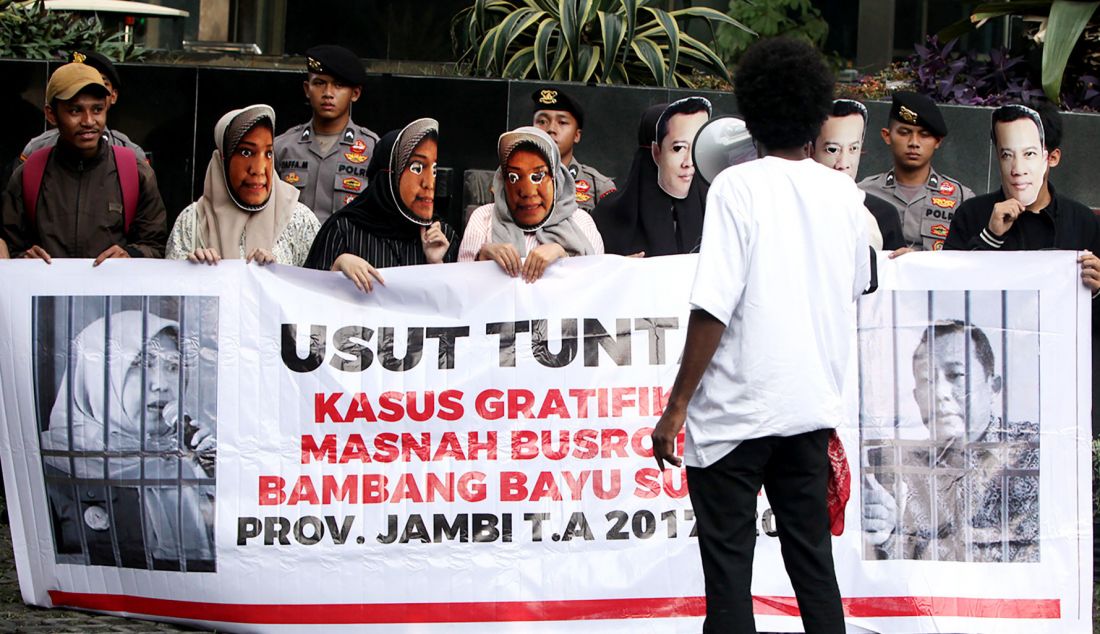 Sejumlah aktivis yang tergabung dalam Aliansi Mahasiswa Anti-Korupsi (AMAK) menggelar aksi teatrikal di depan gedung KPK, Jakarta, Selasa, (6/8). AMAK menuntut KPK untuk mengusut dugaan gratifikasi di Jambi. - JPNN.com