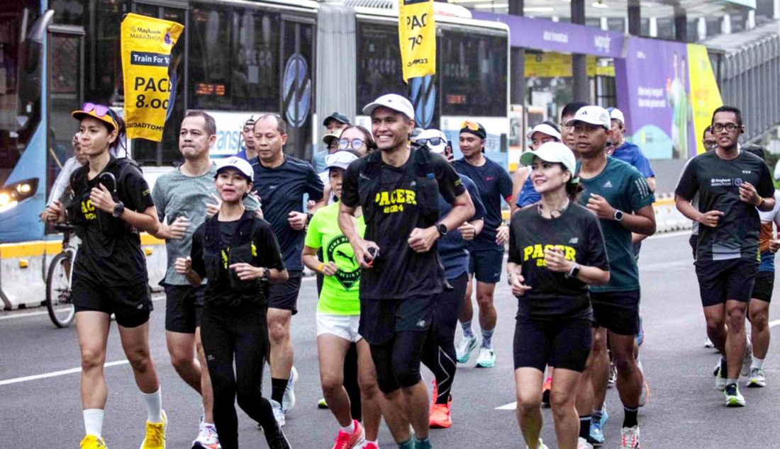 Sejumlah pelari dan pacer mengikuti latihan Road to Maybank Marathon di area Car Free Day (CFD), Jakarta, Minggu (4/8). Latihan rutin setiap akhir pekan menjelang Road to Maybank Marathon 2024 pada 25 Agustus 2024 di Bali United Training Center, Gianyar, Bali. - JPNN.com