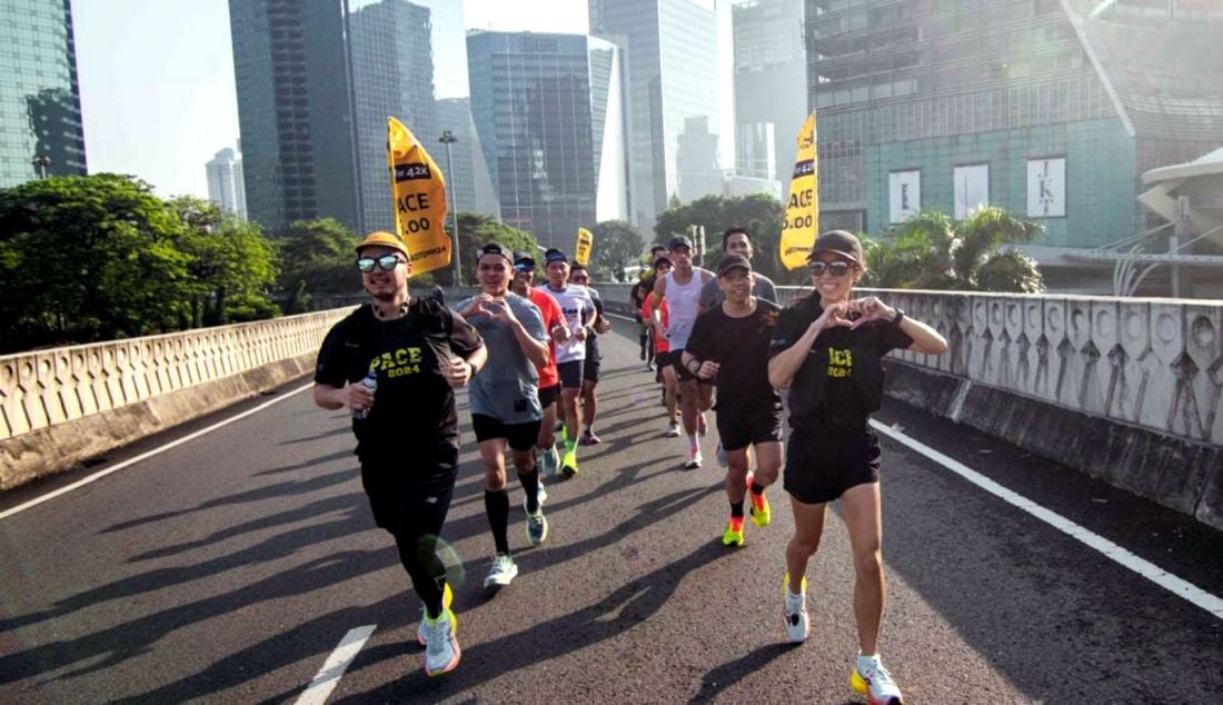 Sejumlah pelari dan pacer mengikuti latihan Road to Maybank Marathon di area Car Free Day (CFD), Jakarta, Minggu (4/8). Latihan rutin setiap akhir pekan menjelang Road to Maybank Marathon 2024 pada 25 Agustus 2024 di Bali United Training Center, Gianyar, Bali. - JPNN.com