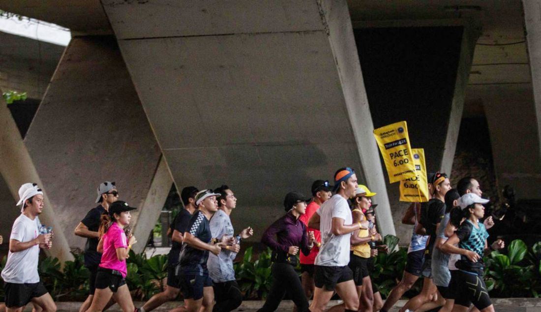 Sejumlah pelari dan pacer terus berlatih secara rutin dalam Road to Maybank Marathon 2024 di kawasan Car Free Day (CFD), Sudirman, Jakarta pada Minggu pagi (4/8). Persiapan demi persiapan terus dilakukan secara matang untuk meningkatkan performa lari dan memperkuat ketahanan mental. Tak hanya memperhatikan intensitas dan jenis latihan, peserta juga harus memantau jumlah asupan makanan dan minuman yang cukup guna menjaga kebugaran tubuh dan menghindari dehidrasi di hari perlombaan. Maybank Marathon 2024 akan segera digelar pada tanggal 25 Agustus 2024 di Bali United Training Center, Gianyar, Bali. - JPNN.com