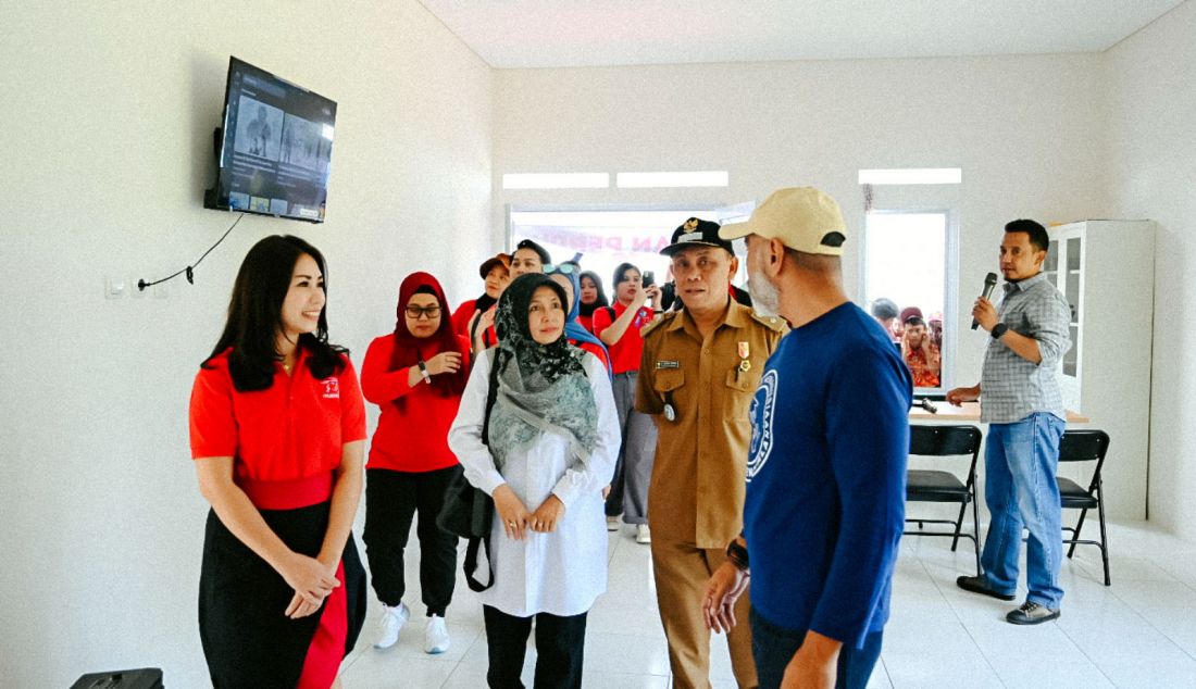 Head of Community Investment Prudential Indonesia Nuranisa Putri Matahari bersama Koordinator Posko Jenggala Barayani Muskita, Kades Sukamulya Sahrul Gofur dan perwakilan Kecamatan berkeliling di perpustakaan Desa Sukamulya, Cianjur, Jawa Barat pada upacara serah terima dan peresmian perpustakaan di wilayah tersebut. - JPNN.com