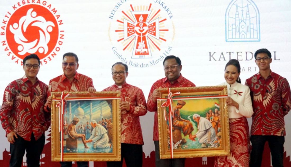 Ketua Esoterika Forum Spiritualitas Denny JA menyerahkan karya lukisannya berjudul 'Paus Mencuci Kaki Rakyat Indonesia' kepada Pastor Kepala Gereja Katedral Jakarta Romo Albertus Hani Rudi Hartoko disaksikan Penggagas dan Ketua Umum YBKI Mulia Jayaputri saat acara Bakti Indonesia di Gereja Katedral Jakarta, Selasa (6/8). Denny JA menyerahkan dua lukisan kepada Gereja Katedral yang berjudul 'Paus Mencuci Kaki Rakyat Indonesia' jelang kedatangan Paus Fransiskus ke Indonesia. - JPNN.com