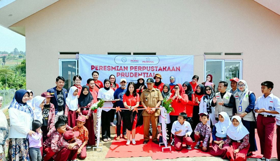 Koordinator Posko Jenggala Barayani Muskita, Head of Community Investment Prudential Indonesia Nuranisa Putri Matahari dan Kades Sukamulya Sahrul Gofur meresmikan perpustakaan Desa Sukamulya, Cianjur, Jawa Barat yang akan segera dibuka kembali bagi anak-anak sekolah dan masyarakat setempat. - JPNN.com