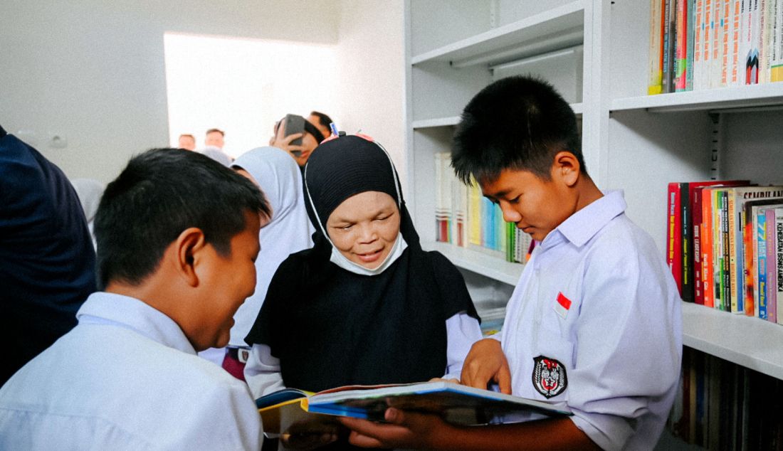 Siswa-siswi SD di Desa Sukamulya secara antusias menyambut perpustakaan yang baru selesai direnovasi berkat dukungan Prudential Indonesia dan Prudence Foundation. - JPNN.com