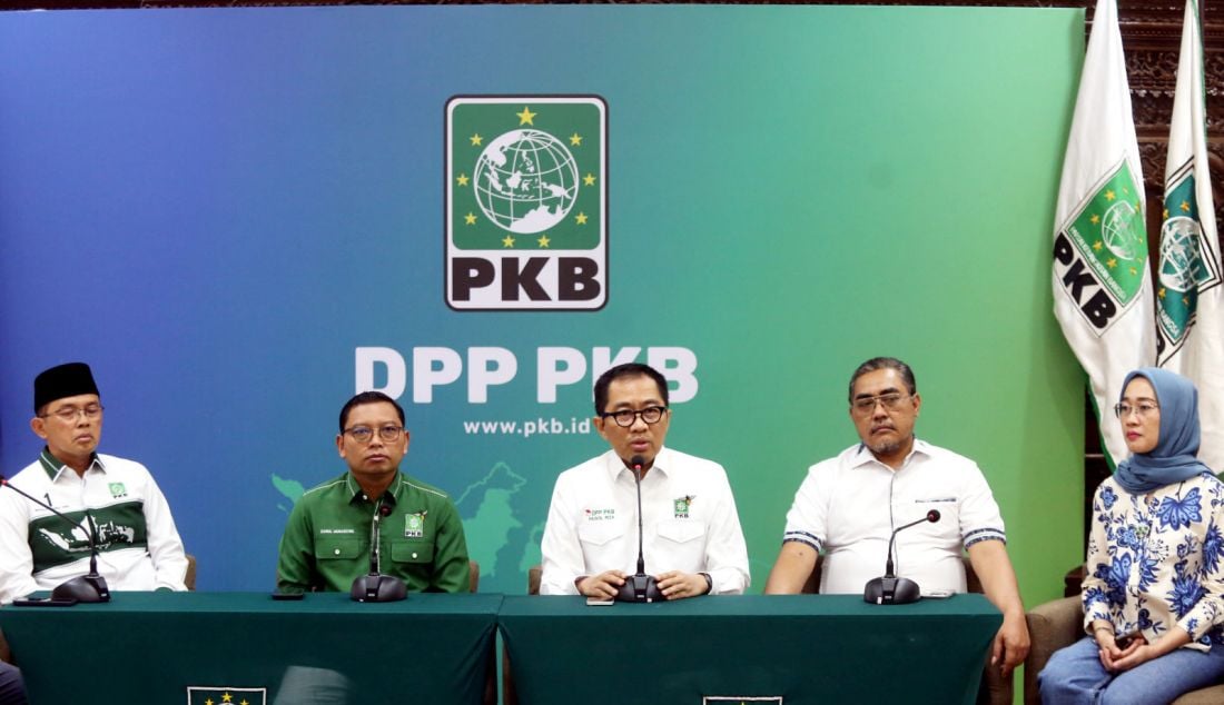 Kanan: Anggota Panitia Muktamar PKB Anggia Erma Rini, Ketua dewan Pengarah Muktamar PKB Jazilul Fawaid, Ketua Panitia Muktamar PKB Faisol Riza, Sekretaris Anggota Panitia Muktamar PKB Zainul Munachin dan Anggota Panitia Muktamar PKB Maman Imanulhaq konferensi pers, Jakarta, Jumat (9/8). DPP PKB mengumumkan Muktamar ke-6 2024 akan diselenggarakan di Bali pada 24-25 Agustus 2024 dan diikuti 2.300 peserta yang merupakan perwakilan dari seluruh pengurus DPW-DPC. - JPNN.com