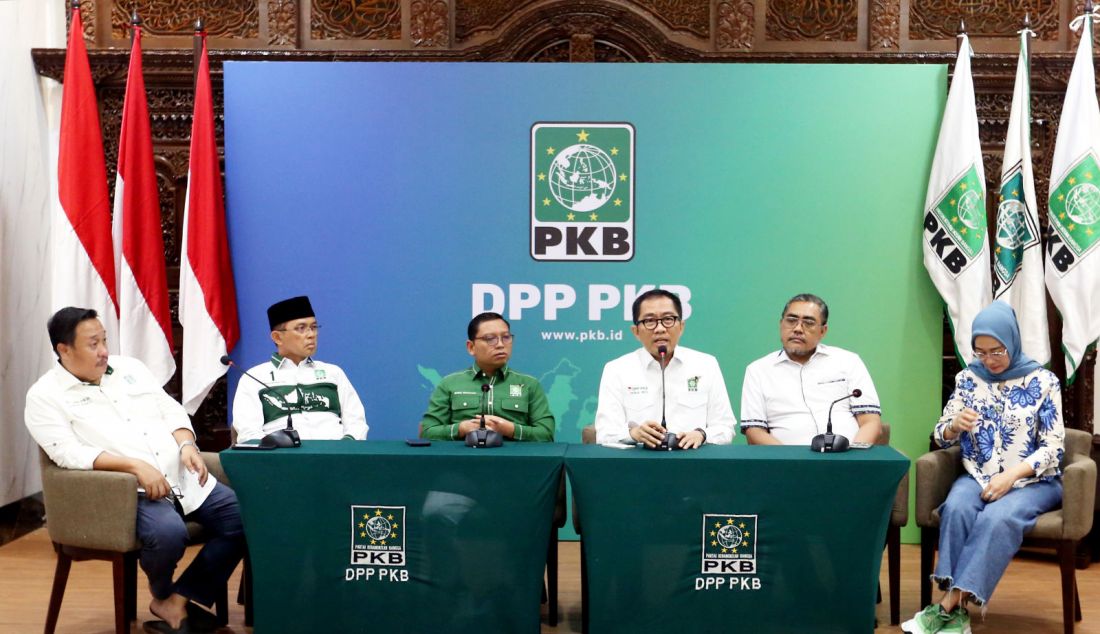 Kanan: Anggota Panitia Muktamar PKB Anggia Erma Rini, Ketua dewan Pengarah Muktamar PKB Jazilul Fawaid, Ketua Panitia Muktamar PKB Faisol Riza, Sekretaris Anggota Panitia Muktamar PKB Zainul Munachin, Anggota Panitia Muktamar PKB Maman Imanulhaq dan Bendahara Umum PKB Bambang Susanto konferensi pers, Jakarta, Jumat (9/8). DPP PKB mengumumkan Muktamar ke-6 2024 akan diselenggarakan di Bali pada 24-25 Agustus 2024 dan diikuti 2.300 peserta yang merupakan perwakilan dari seluruh pengurus DPW-DPC. - JPNN.com