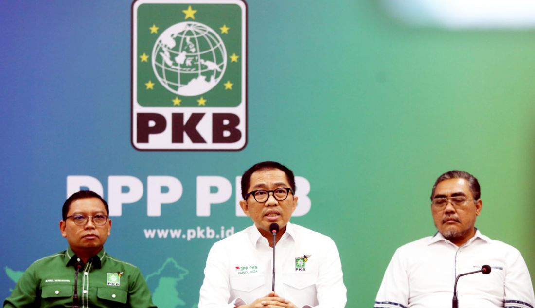 (Kanan) Ketua dewan Pengarah Muktamar PKB Jazilul Fawaid, Ketua Panitia Muktamar PKB Faisol Riza, Sekretaris Anggota Panitia Muktamar PKB Zainul Munachin konferensi pers, Jakarta, Jumat (9/8). DPP PKB mengumumkan Muktamar ke-6 2024 akan diselenggarakan di Bali pada 24-25 Agustus 2024 dan diikuti 2.300 peserta yang merupakan perwakilan dari seluruh pengurus DPW-DPC. - JPNN.com