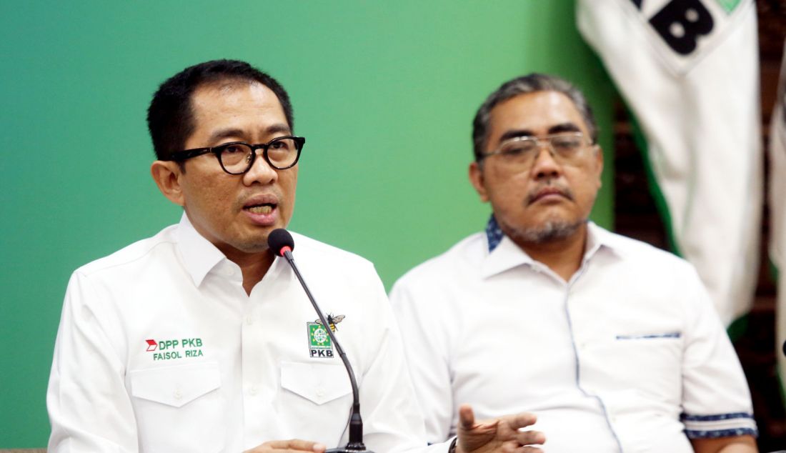 Ketua Panitia Muktamar PKB Faisol Riza (kiri) dan Ketua dewan Pengarah Muktamar PKB Jazilul Fawaid konferensi pers, Jakarta, Jumat (9/8). DPP PKB mengumumkan Muktamar ke-6 2024 akan diselenggarakan di Bali pada 24-25 Agustus 2024 dan diikuti 2.300 peserta yang merupakan perwakilan dari seluruh pengurus DPW-DPC. - JPNN.com