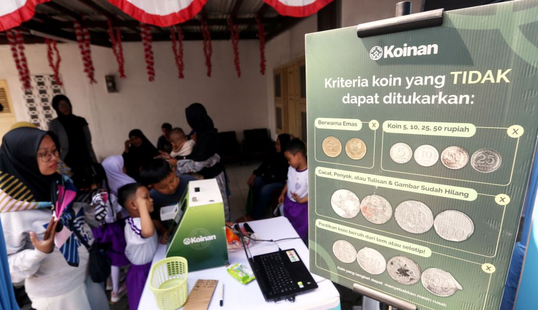 Seorang anak menukarkan koin menjadi saldo digital pada mesin penukaran di TK Darma Bakti, Kota Depok, Jawa Barat, Jumat (9/8). Kegiatan yang dilaksanakan GoPay dengan menggandeng Koinan.id dalam mengkonversi koin Rupiah menjadi saldo GoPay secara otomatis tersebut sebagai upaya mendukung pemerintah dalam mendorong transaksi nontunai serta mengatasi masalah uang koin bagi kemajuan UMKM. - JPNN.com