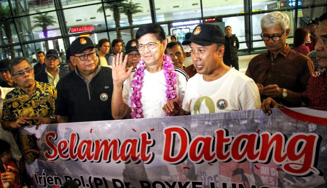 Irjen Pol (Purn) Royke Lumowa menunjukkan pin seusai melakukan aksi bersepeda ke Paris, Prancis dan tiba di Terminal 3 Bandara Soekarno Hatta, Kota Tangerang, Banten, Jumat (9/8). Royke Lumowa melakukan aksi bersepeda sejauh 20.000 kilometer dengan melintasi 45 negara menuju Paris, Prancis guna mengampanyekan gerakan bersepeda untuk menyelamatkan dunia dari kerusakan lingkungan. - JPNN.com