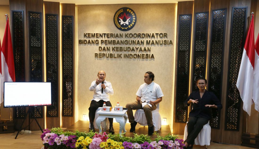 Deputi Bidang Koordinasi Revolusi Mental, Pemajuan Kebudayaan dan Prestasi Olahraga Kemenko PMK Warsito (kiri) saat menjadi pembicara di acara Deputy Meet the Press di kantor Kemenko PMK, Jakarta, Senin (12/8). Deputy Meet the Press kali ini mengambil tema 