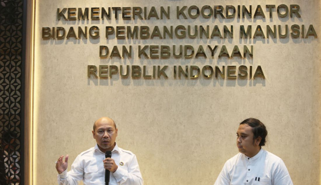 Deputi Bidang Koordinasi Revolusi Mental, Pemajuan Kebudayaan dan Prestasi Olahraga Kemenko PMK Warsito (kiri) saat menjadi pembicara di acara Deputy Meet the Press di kantor Kemenko PMK, Jakarta, Senin (12/8). Deputy Meet the Press kali ini mengambil tema 