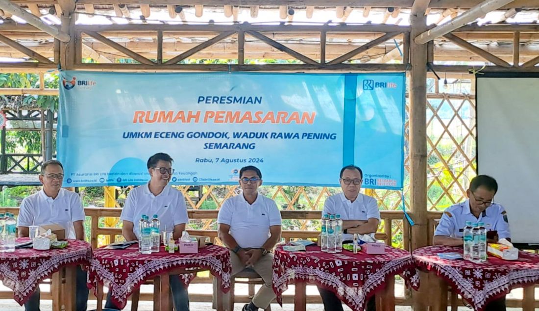 Dirut BRI Life Aris Hartanto saat Peresmian Rumah Pemasaran UMKM Eceng Gondok, Waduk Rawa Pening, Kabupaten Semarang. Asuransi BRI Life bersama dengan perusahaan induk (BBRI) serta BRI Research Intitute, berpartisipasi aktif dalam memberdayakan UMKM di daerah, salah satunya dengan meresmikan Rumah Pemasaran UMKM Eceng Gondok, Waduk Rawa Pening Kecamatan Tuntang, Kabupaten Semarang. Kegiatan ini diharapkan akan mampu meningkatkan penjualan para perajin eceng gondok di sekitar kawasan tersebut. - JPNN.com